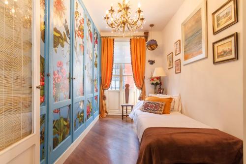 Amplio y Elegante con Diseño Vintage客房内的一张或多张床位