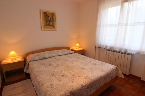 诺维格勒伊斯特拉MONIKA A2+2的一间卧室配有一张床和两张台灯。