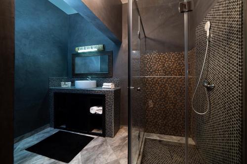 瓦尔扎扎特盖斯尔艾雅兰住宿加早餐旅馆的一间带玻璃淋浴和水槽的浴室