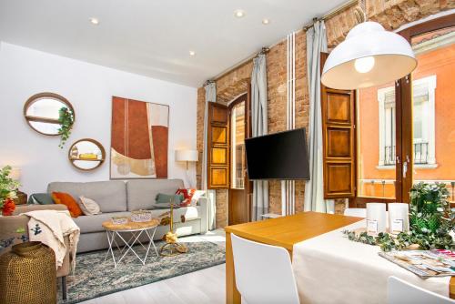 格拉纳达Genteel Home Zacatín的客厅配有沙发和桌子