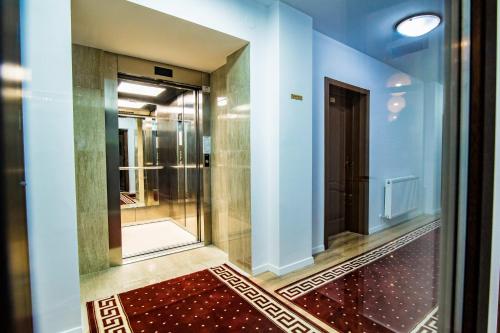 布雷佐伊克拉斯酒店的走廊设有步入式淋浴间和玻璃门