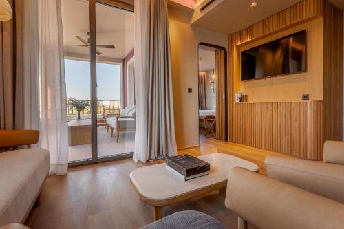 马拉加Only YOU Hotel Málaga的客厅配有沙发和桌子