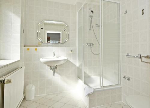 岑平Ferienanlage Zempin Haus Achterwasser的带淋浴、盥洗盆和卫生间的浴室