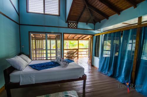 丹格里加Pelican Beach Resort South Water Caye的一间设有床铺的卧室,位于带窗户的房间内