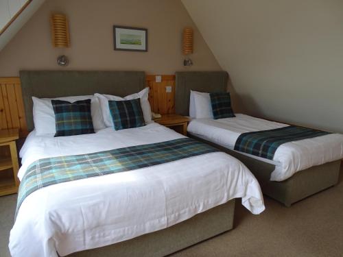 布里村The Sands Hotel, Orkney的小型客房配有两张床,