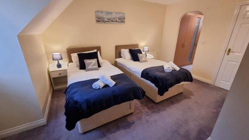 史云顿Swindon House by Cliftonvalley Apartments的一间卧室配有两张蓝色床单