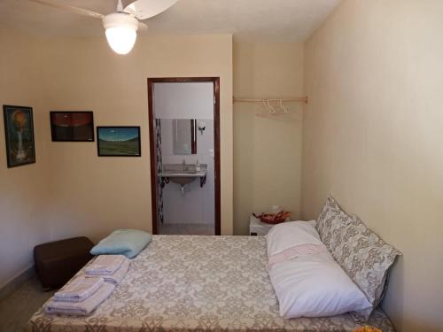 圣莱奥波尔迪娜Eco Parque Cachoeira Moxafongo的一间卧室配有一张带水槽和镜子的床
