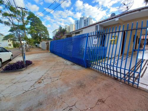 马林加Pousada Catarina的建筑物一侧的蓝色栅栏