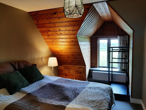 阿姆斯特丹Appartement Voorhuis en chalet Klein Waterland的一间卧室设有一张床和木墙
