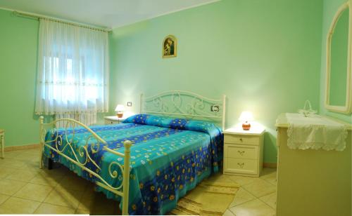 Camporgiano大弗兰卡住宿加早餐旅馆的一间卧室设有蓝色的床、两张桌子和一扇窗户
