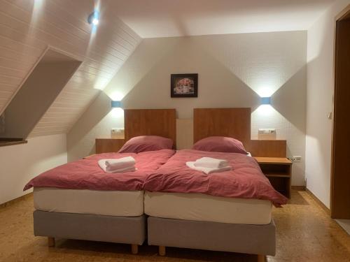 奥彭海姆Hotel Gold´ne Krone的一间卧室配有一张带粉红色床单的大床