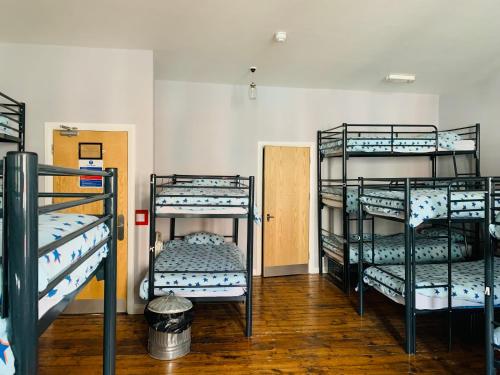 卡迪夫BunkHouse的一间客房内设有四张双层床的房间