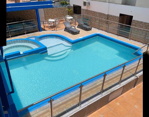 巴拿马城克里斯塔旅馆的大型游泳池的顶部景色