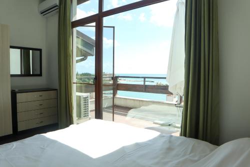 卡瓦尔纳White Coast Beach Apartments的一间卧室配有一张床,享有海景