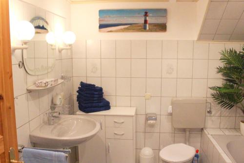 Schashagen"Im Eichenhof" Whg 1 - idyllische Dorflage Nähe Grömitz! Jetzt mit WLAN!的白色的浴室设有水槽和卫生间。