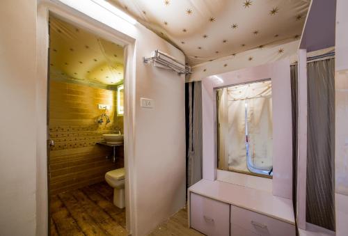 柴尔Dawn N Dusk Glamping tents with quintessential valley view的一间带卫生间和水槽的浴室