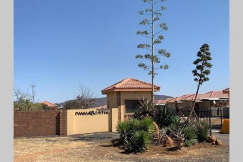 MogwaseRhino House with 3 bedrooms next to Pilanesberg and Sun City的建筑的侧面有标志