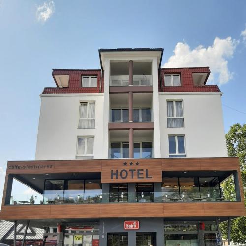 特拉夫尼克巴哈拉汽车旅馆的一座建筑的顶部有酒店
