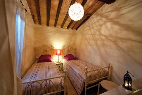 萨尔泰阿诺Casa Sant Angelo的一间卧室,配有两张床