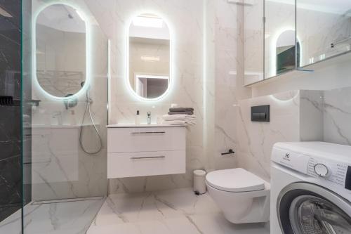 格但斯克Nadmorski Dwór - Green Apartment的浴室配有卫生间、淋浴和盥洗盆。