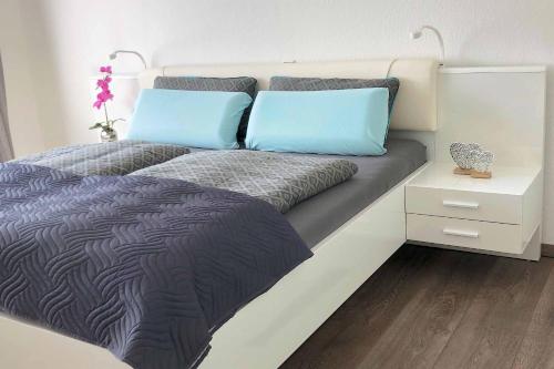 萨勒河畔巴特诺伊施塔特Ferienwohnung AusZeit的床上有2个蓝色枕头