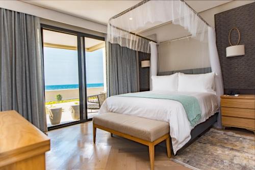 SalimaSunbird Waterfront的一间卧室配有一张床,享有海景