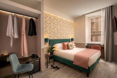 罗马Sophie Terrace Hotel的一间卧室配有一张床、一张桌子和一把椅子