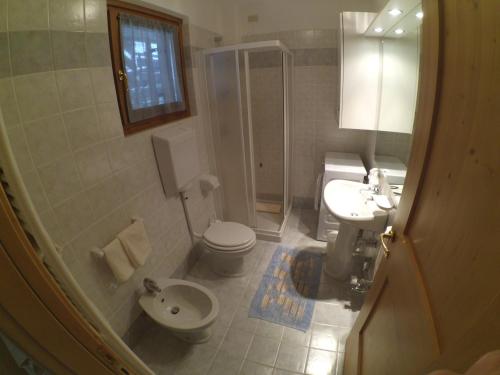 PiattaMonolocale Casericc的浴室配有卫生间、盥洗盆和淋浴。