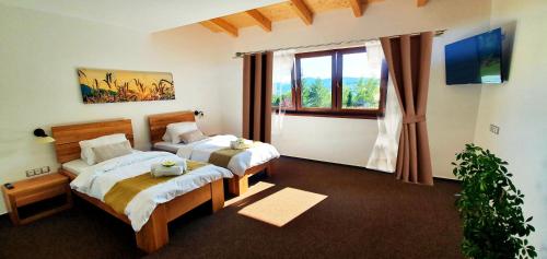 Chrastava高农场酒店的酒店客房设有两张床和窗户。