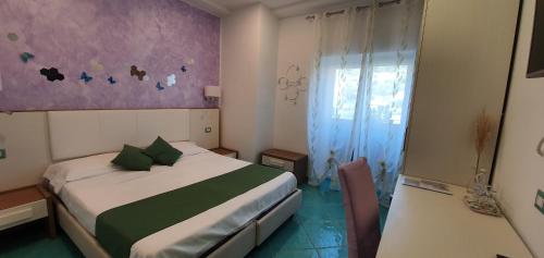 拉维罗意大利珍珠旅馆的一间小卧室,配有床和窗户