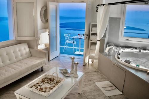易莫洛林Aeolos Art & Eco Suites Adults Only的客厅配有白色沙发和浴缸