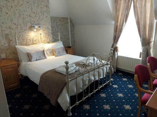 锡廷伯恩博蒙特酒店的一间卧室设有一张床和一个窗口