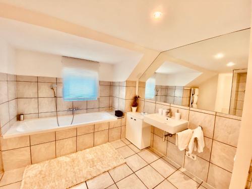 玛利亚采尔Mariazeller Resort Landliebe的带浴缸和盥洗盆的浴室