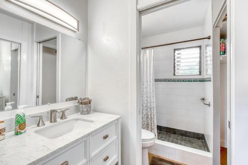 科纳Kona Bali Kai #265的白色的浴室设有水槽和卫生间。