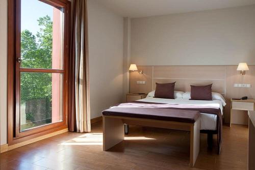 阿瑞特扎Hotel Balneario Areatza Nº 01224的一间卧室设有一张床和一个大窗户