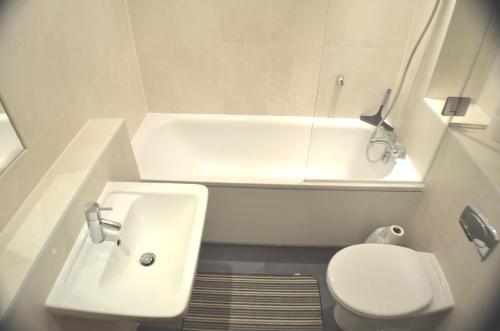 布伦特伍德Brentwood Town Retreat - Large 2 bedroom apartment的一间带水槽和卫生间的小浴室