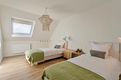 科尔特马尔克Villa Boho的一间卧室设有两张床和窗户。