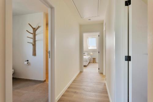 科尔特马尔克Villa Boho的走廊通往带白色墙壁的浴室