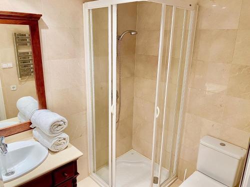 马拉加Buenavista Golf La Torre的带淋浴、卫生间和盥洗盆的浴室