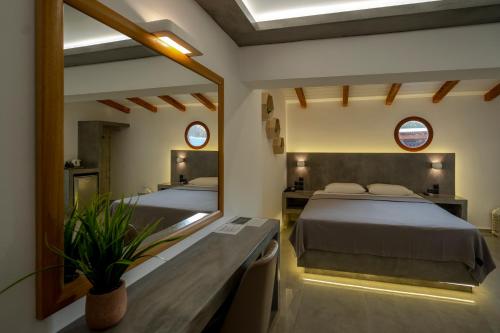 卡兰巴卡Hotel Meteora的一间卧室配有两张床和镜子