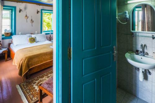 莫诺登德里威克斯酒店的一间设有床铺、水槽和门的房间