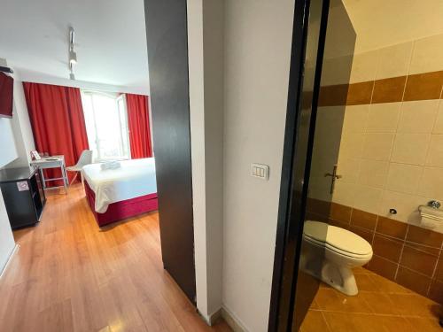 普拉Hostel Pipištrelo的一间带卫生间的浴室和一间带床的房间