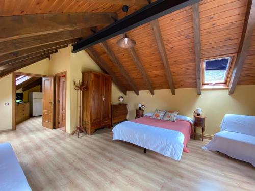艾里拉瓦尔Casa Rural Era de Ferro的一间带两张床和木制天花板的卧室