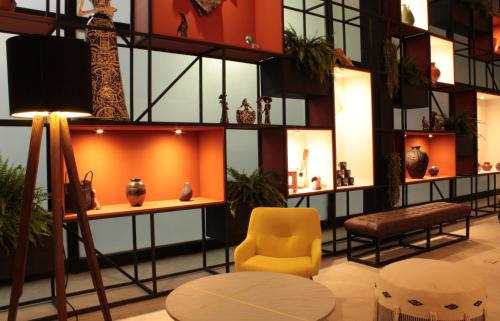 墨西哥城Hotel Fontan Reforma Centro Historico的大堂设有黄色椅子和花瓶展示