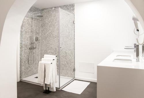 贝雅Casa do Sembrano的带淋浴和盥洗盆的浴室
