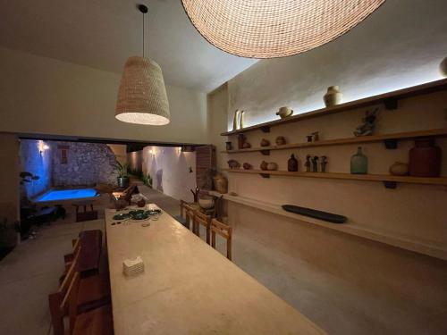 Bajo las Hojas的厨房或小厨房