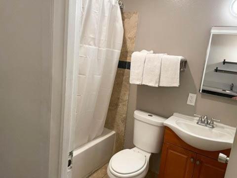 拉斯维加斯Studio 6 North Las Vegas, NV的浴室配有卫生间、盥洗盆和淋浴。