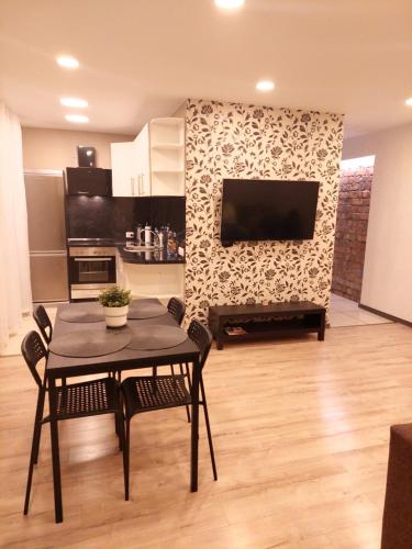 古尔贝内M14 Apartment的客厅配有桌子和电视