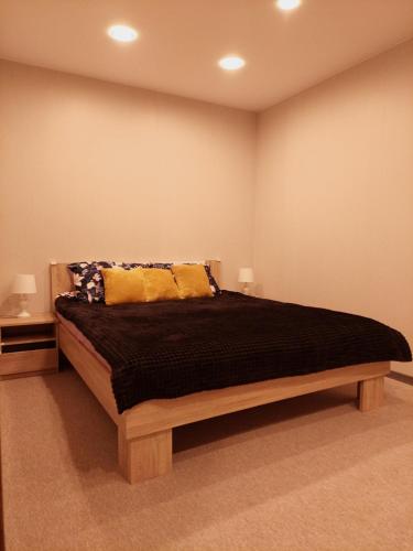 古尔贝内M14 Apartment的一间卧室,卧室内配有一张大床