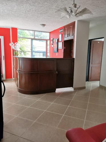 约帕尔hotel villa morenta的客厅设有红色的墙壁和棕色的柜台